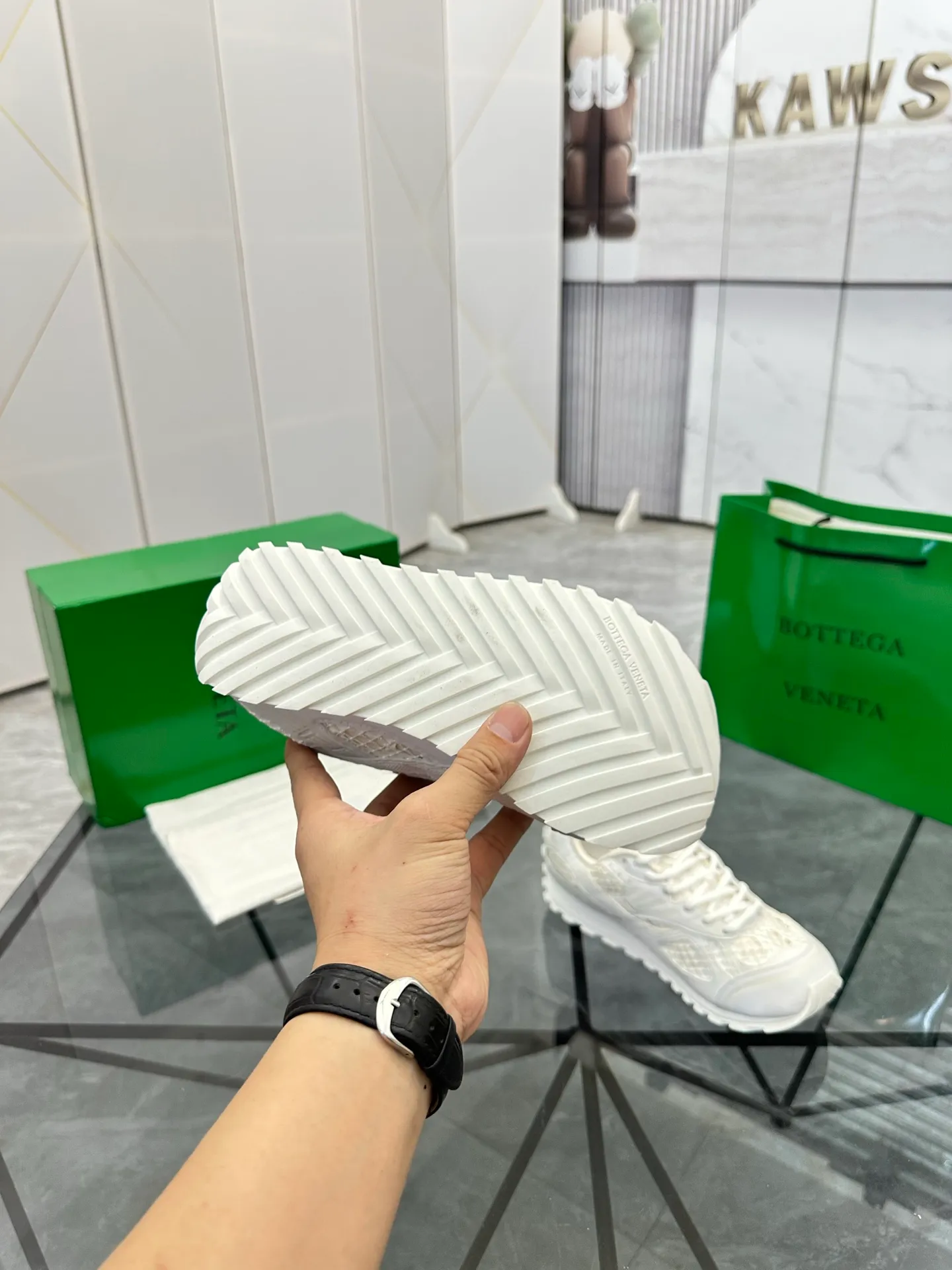 Factory men's shoes 💰: 620💰 (top version) BV Orbit sneakers Wang Yibo's same style couple's dad shoes Runner sneakers, made of lightweight technical mesh fabric. Matched with geometric pattern designed rubber outsole Wang Zha series high version Look for the package craftsmanship The actual height is much higher, but the legs are still slim. Very nice and playable and durable Matching to the standard 💯 Package shoe technology Look for the high version The outsole is made of color-blocked TPU outsole Women's model 35 36 37 38 39 40 41 (40 41 customized) Men's model 38 39 40 41 42 43 44 45. (Customized size 38 45.46) No. H345
